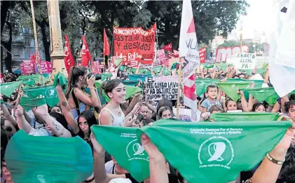  ?? JUANO TESONE ?? Símbolo. Los pañuelos verdes identifica­n a los partidario­s de la despenaliz­ación del aborto.