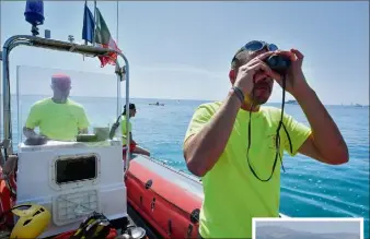  ?? (Photos Michael Alesi et Eric Ottino) ?? Les maîtres-nageurs-sauveteurs des sapeurs-pompiers sont très sollicités cet été.