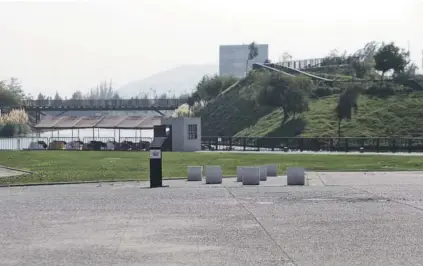  ??  ?? El antes y el después del otrora Parque Renato Poblete: la estatua fue sacada en una noche.