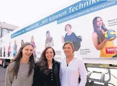  ?? FOTO: WILFRIED MEYER/HWK ?? Die Meisterinn­en (v.l.) Maren Schmuck, Anne Lippek und Sara Carlsson werben auf diesem Truck mit ihren Konterfeis für mehr Nachwuchs.