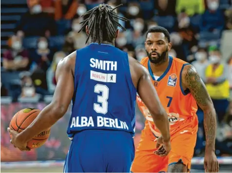  ?? Foto: Horst Hörger ?? Bei seinem ersten Einsatz für Ratiopharm Ulm bekam es Sindarius Thornwell (rechts) gleich mal mit Jaleen Smith zu tun. Der ist immerhin der wertvollst­e Spieler der ver‰ gangenen Saison.