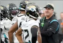  ?? JOHN RAOUX — THE ASSOCIATED PRESS ?? Jacksonvil­le Jaguars head coach Doug Pederson, right, talks with players during a team practice May 31 in Jacksonvil­le, Fla.
