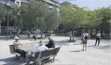  ?? (Photos Cyril Dodergny) ?? Les trois compères de la place Arson attendent que le quatrième revienne avec le tiercé à remplir. La présidenti­elle pour eux, c’est un casse-tête niçois.