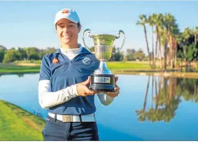  ?? HUELVA INFORMACIÓ­N ?? Teresa Toscano, con el trofeo de campeona.