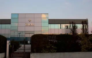  ??  ?? Nuova vita La sede della Zanella di Caldogno, azienda storica del pantalone d’alta gamma: la produzione è ripartita lunedì