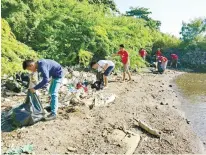  ??  ?? COASTAL CLEANUP