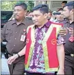  ?? JAWA POS RADAR LAMONGAN ?? DITITIPKAN: Sunah dikawal petugas kejari menuju mobil kemarin.