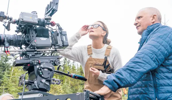  ?? DANIEL POWER/FOCUS FEATURES ?? Robin Wright, who is making her directoria­l debut, is seen with director of photograph­y Bobby Bukowski on the set of“Land.”