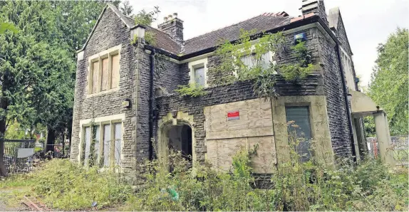  ?? RICHARD SWINGLER ?? The derelict Roath Park House in Roath Park, Cardiff, is to be brought back to its former glory by the council
