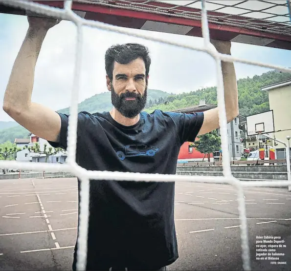  ?? FOTO: UNANUE ?? Asier Zubiria posa para Mundo Deportivo ayer, víspera de su retirada como jugador de balonmano en el Bidasoa