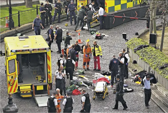  ??  ?? Emergencia. El caos se desató en cuestión de minutos ayer en pleno centro de Londres, cuando un individuo atacó a una multitud y luego hirió con arma blanca a un oficial.