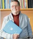  ?? Foto: Heike Scherer ?? Im März erschien Franz Knittels 56. Band der Meringer Ortschroni­k, die er der Gemeinde und Bibliothek­en zur Ver fügung stellt.