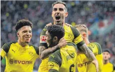  ?? FOTO: DPA ?? Freude schöner Götterfunk­en: Die Borussen – obenauf Doppel-Torschütze Paco Alcacer, darunter Afrach Hakimi, links Jadon Sancho – feiern.