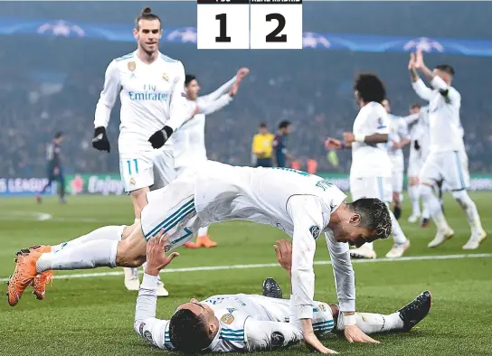  ??  ?? Observado por Bale, Cristiano Ronaldo pula sobre Casemiro para comemorar o segundo gol do Real Madrid em Paris, marcado pelo brasileiro