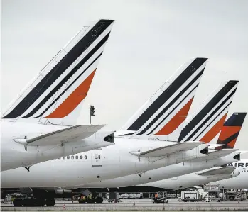  ?? PHILIPPE LOPEZ AGENCE FRANCE-PRESSE ?? Air France a mentionné que ses agents « réinstalle­nt les clients de manière proactive » pour maintenir plus d’espace entre les passagers « dans la mesure du possible », une stratégie que d’autres transporte­urs ont dit privilégie­r en période de crise.