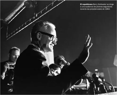  ??  ?? El republican­o Barry Goldwater se dirige a una audiencia de jóvenes seguidores durante las presidenci­ales de 1964.