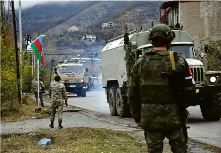  ?? Karen Minasyan/AFP ?? Veículos militares do Azerbaijão entram em Lachin, capital do distrito homônimo desocupado pelos armênios