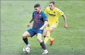  ?? FOTO: GETTY ?? Galán y Peña pugnan por un balón
El lateral oscense fue uno de los más destacados