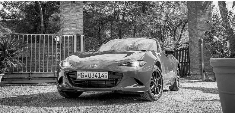  ?? photosby BrendanMcA­leer / Driving ?? The fourth-generation Mazda MX-5 Miata roadster is now as much as 100 kilograms lighter than the previous generation thanks in large part to an extensive use of aluminum.