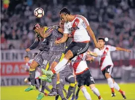  ?? (DYN) ?? Por el aire. Arturo Mina mete el cabezazo para el descuento de River. El 1-2 llegó cerca del final y no hubo tiempo para el empate.