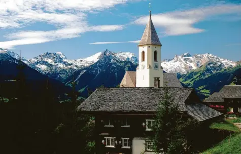  ?? Foto: Marco Schneider ?? Im Schatten der Berge im Bregenzerw­ald spielt Maria Helfers Familienge­schichte „Die Bagage“.