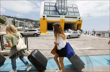  ?? (Photo Eric Ottino) ?? La compagnie de bateaux bicolores au départ de Nice et Toulon blâme la crise sanitaire.