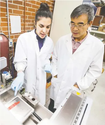  ?? MATT SMITH ?? Dr. Daniel Chen, right, a professor at the University of Saskatchew­an’s college of engineerin­g, discusses a 3D printer project with PHD student Zahra Yazdanpana­h.