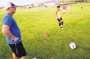  ?? ADOLPHE PIERRE-LOUIS/JOURNAL ?? NM Rush 14U soccer coach Justin Sells, left, marvels at his players’ savvy: “They are really pretty educated for how young they are.”