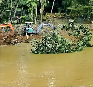  ?? ?? The authoritie­s having the banks of Pinga Oya cleared using backhoes