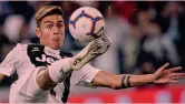  ??  ?? Rimbalzato Paulo Dybala, una traversa contro lo United