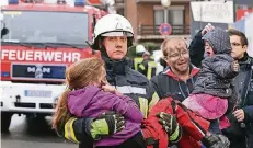  ?? FOTO: UWE MISERIUS ?? Brandbekäm­pfung und Menschenre­ttung – das war die Aufgabe bei der Feuerwehrü­bung am Wochenende.