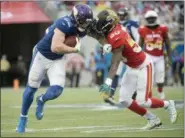  ?? PHELAN M EBENHACK — THE ASSOCIATED PRESS ?? AFC linebacker Telvin Smith (50), of the Jaguars, defends NFC tight end Kyle Rudolph (82) of the Vikings, during the second half of the Pro Bowl Sunday in Orlando.