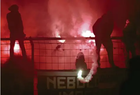  ?? Foto: Alexander Kaya ?? Brandgefäh­rlich: Ulmer und Düsseldorf­er Fans zündeten beim Pokalspiel Pyrotechni­k.
