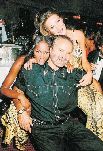  ?? Versace se supermodel­kami Naomi Campbellov­ou (vlevo) a Carlou Bruniovou. FOTO PROFIMEDIA ?? V objetí krásných žen.