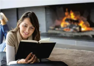  ?? 123RF ?? Many adults wish they had more time to read, but busy schedules filled with commitment­s to work and family can make it hard to pick up a book every day. But perhaps more men and women would find time to read if they knew doing so could add years to their lives.