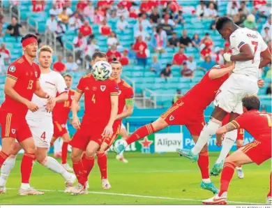  ?? TOLGA BOZOGLU / EFE. ?? Embolo conecta un gran cabezazo en un córner para marcar el primer gol del partido.