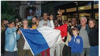  ??  ?? Les supporters venus regarder le match heureux de l’issue.