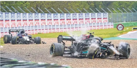  ?? FOTO: IMAGO ?? Williams Pilot George Russel, hinten, und Mercedes-fahrer Valtteri Bottas landeten nach einer heftigen Kollision im Kiesbett.