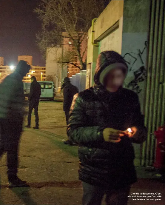  ??  ?? Cité de la Busserine. C’est à la nuit tombée que l’activité
des dealers bat son plein.