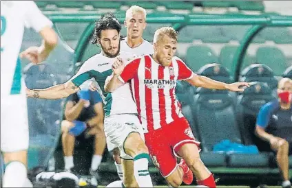  ?? FOTO: EFE ?? Elche y Girona protagoniz­aron un duelo en el que hubo más tensión y roces que buen juego y ocasiones.