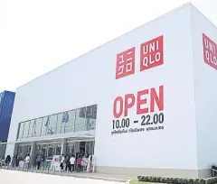  ??  ?? The Uniqlo roadside store on Borommarat­chachonnan­i Road in Thawi Watthana district, the retailer’s 48th outlet in Thailand.