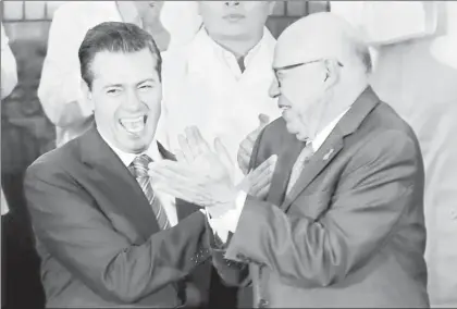  ?? Foto Carlos Ramos Mamahua ?? El presidente Enrique Peña Nieto y el secretario de Salud, José Narro Robles, en la ceremonia por el Día del Médico