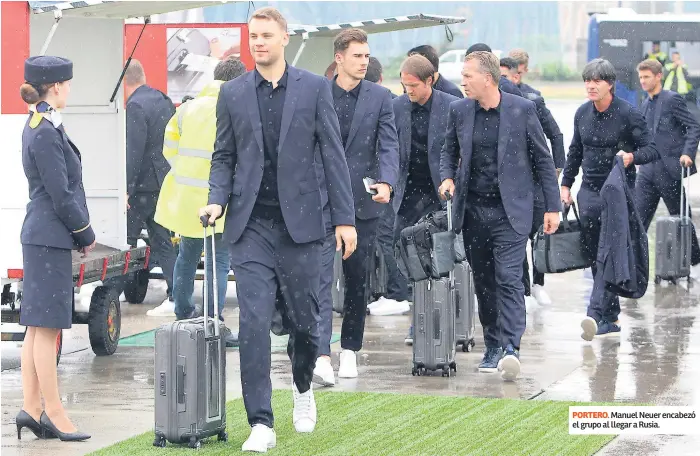  ??  ?? PORTERO. Manuel Neuer encabezó el grupo al llegar a Rusia.