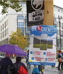  ??  ?? Noch mal gut gegangen: Am Holzmarkt haben zwei Fußgänger eine tiefhängen­de Veranstalt­ungswerbun­g passiert. Foto: Thomas Beier