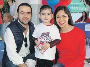  ??  ?? Jorge Sacramento Rivero y Gloria Jiménez Lizama con su hijo Andrés, durante las actividade­s del Día Montejista.