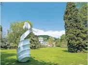  ??  ?? Kunst im Park: Die modernen Werke wie Andreas Schmittens „Wartende“sind für jedermann zugänglich.