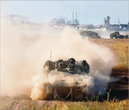  ?? AFP ?? ISRAEL. Tanques del Ejército israelí en la frontera sur con la Franja de Gaza; Israel evalúa una incursión militar en la ciudad de Rafah.