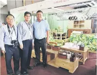  ??  ?? BERKUALITI TINGGI: Lai (tengah) meninjau gerai pameran yang dibuka sempena Ekspo Perabot dan Rumah Ke-8, di Pusat Pameran CityOne, di Kuching.