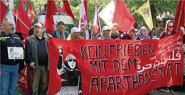  ??  ?? Eine Demonstrat­ion in Berlin gedenkt der palästinen­sischen Katastroph­e „Nakba“von . Das Bild zeigt einen Ausschnitt aus der umstritten­en Filmdokume­ntation „ Auserwählt und Ausgegrenz­t“, die am späten Mittwochab­end gesendet wurde. Bild: WDR/Preview...