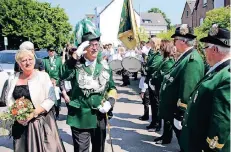  ?? FOTO: UWE MISERIUS ?? Schützenzu­g bei Sonne durch Bürrig: Kaiser Anton Schmitz und seine Frau Angelika marschiert­en voran.